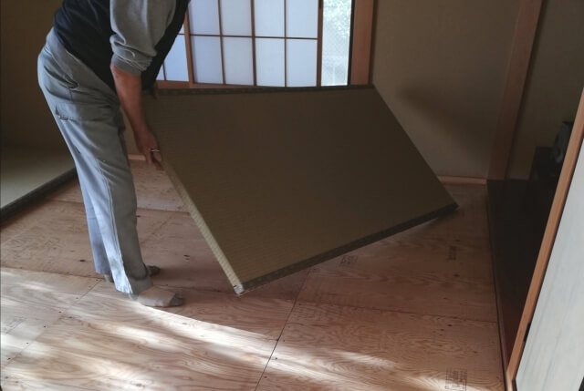 熟練の職人による張り替え施工（縁あり畳の表替え）の流れ